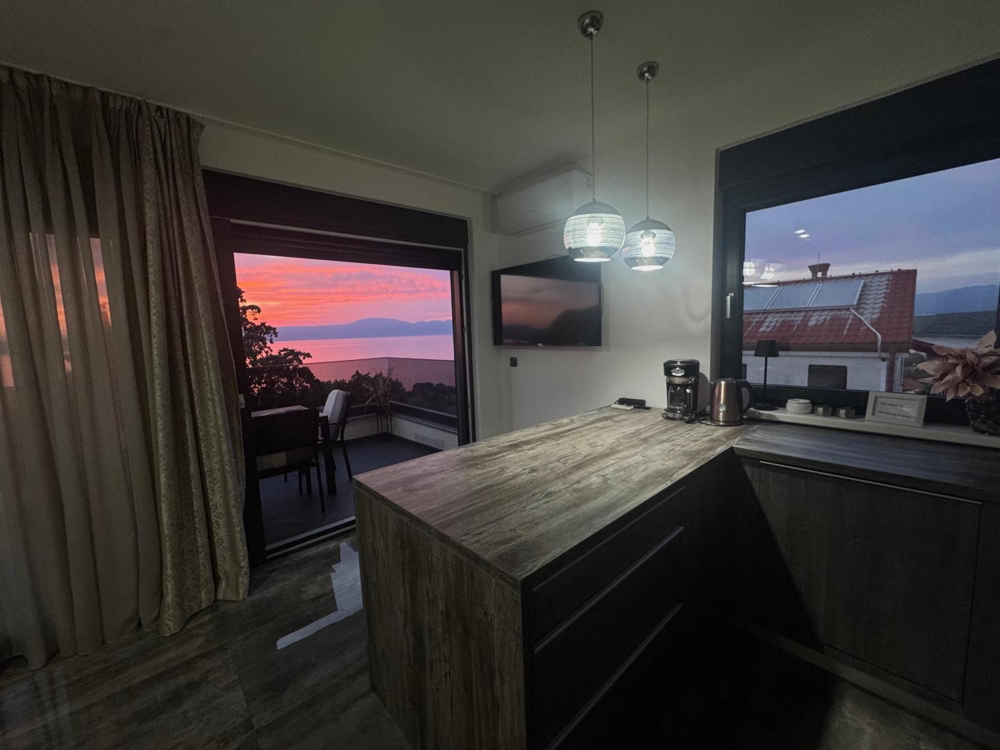 Golden Sunset Apartment Njivice Exterior photo